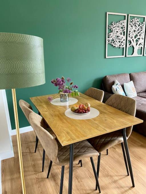 2-Zimmer Zentral In Ferdinandshof, Wlan Modern Bagian luar foto