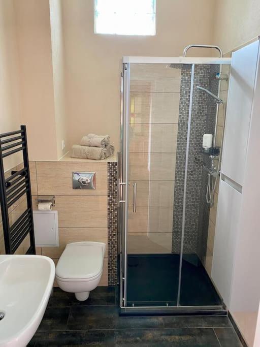 2-Zimmer Zentral In Ferdinandshof, Wlan Modern Bagian luar foto